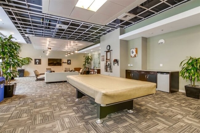 Building Photo - Large 1 Bedroom 1 Bath next to Petco Park