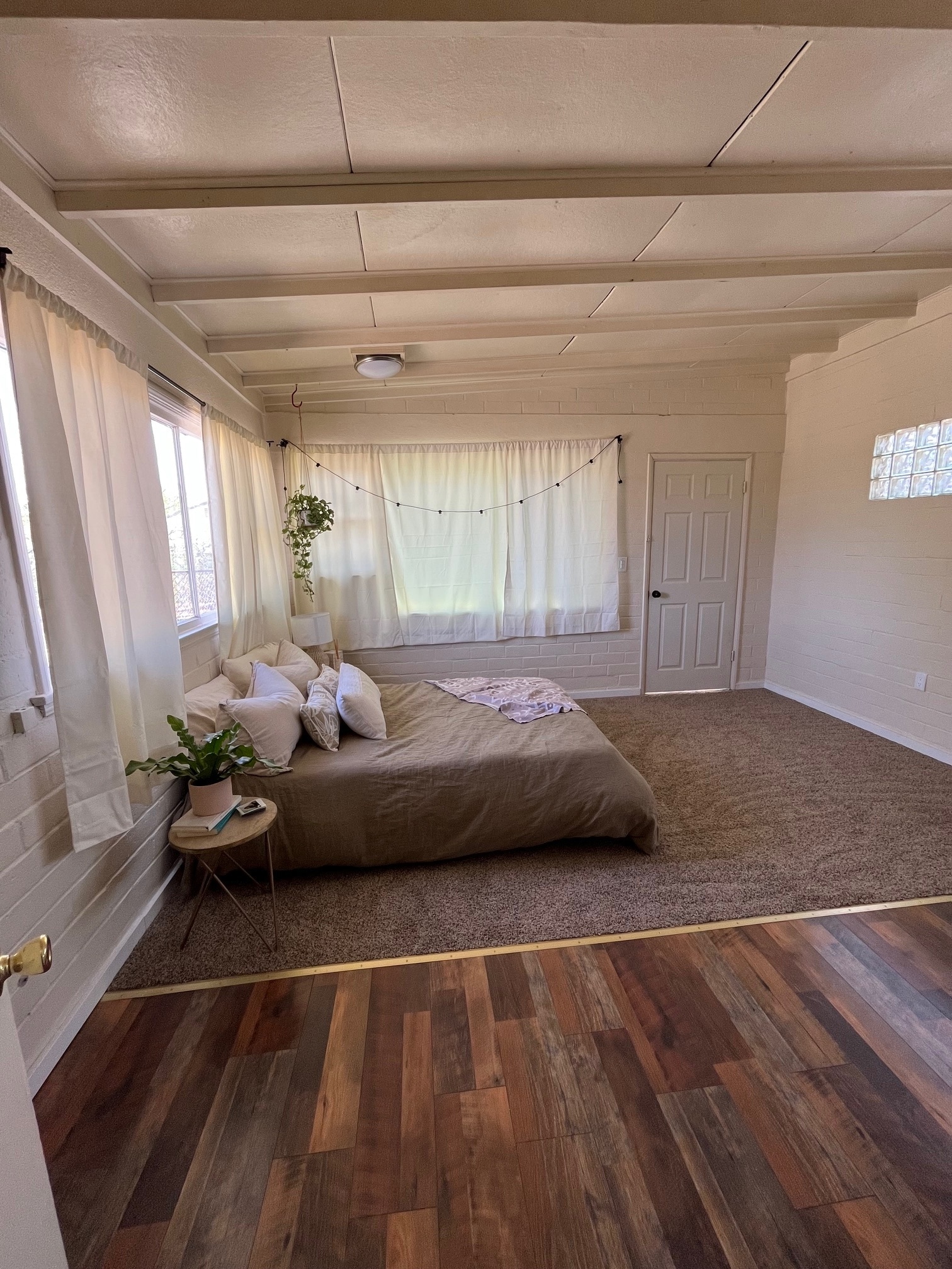 Large bedroom with lots of natural light - 6453 yucca ave