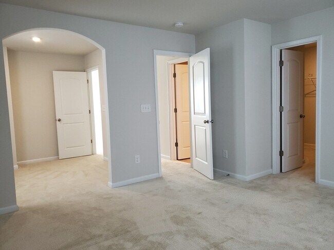 Building Photo - 2 Bedroom, 2.5 Baths End unit Townhome located in Townes at University East