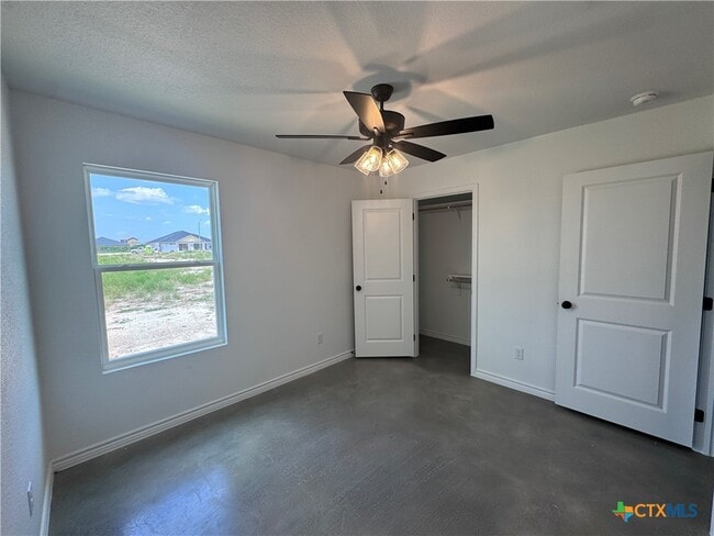 Building Photo - 907 Smoke Tree Ln