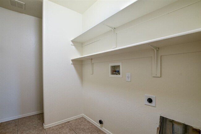 Building Photo - 3 bedroom 2 bathroom ranch style home in C...