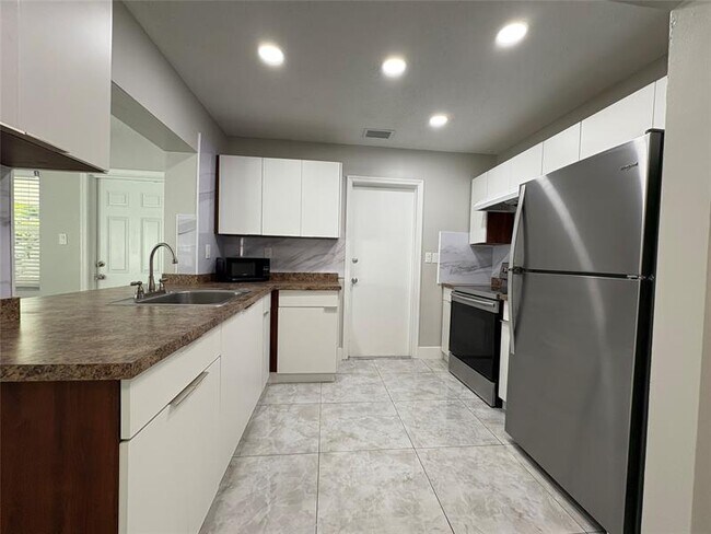 Primary Photo - 6712 NW 60th St