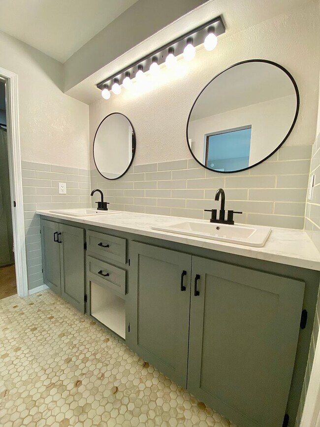 Building Photo - Gorgeous Remodeled Edmond 3 Bed 2 Bath