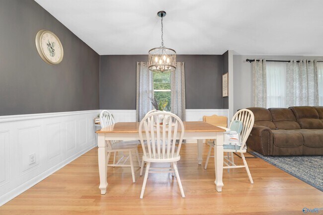 Building Photo - 619 Graycroft Dr SW
