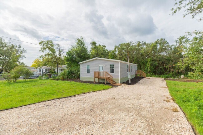 Building Photo - 3/2 Brooksville Available Now !