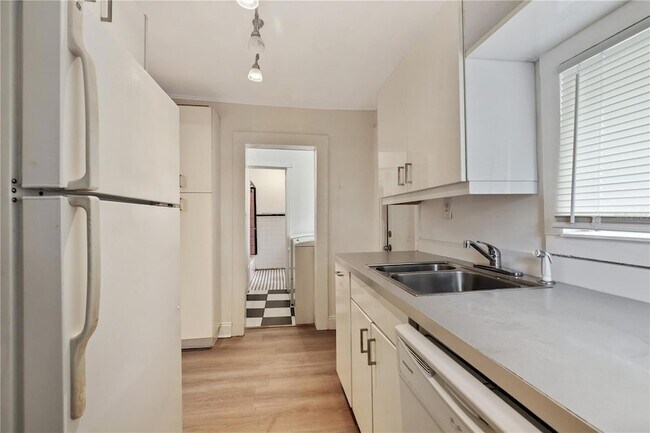 Building Photo - 6703 N Elizabeth St