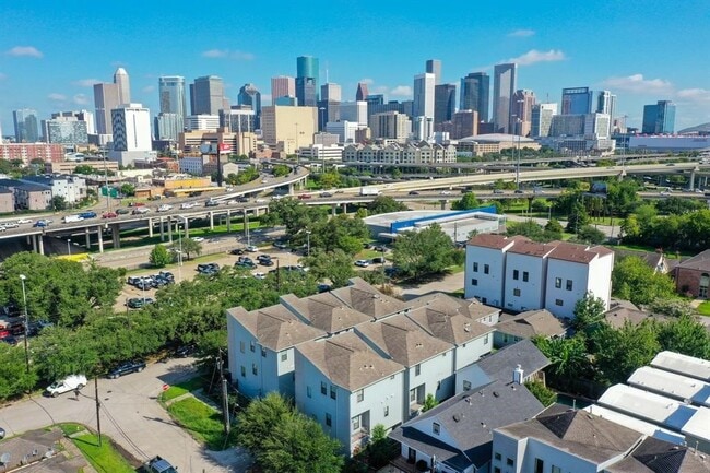 Building Photo - 2105 Hadley St