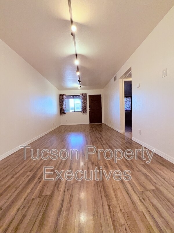 Building Photo - 455 W Kelso St