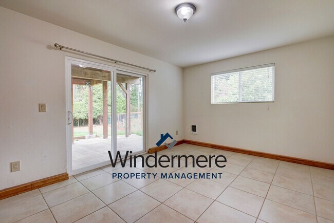 Building Photo - Spacious 3 Bedroom 3 Bath in town