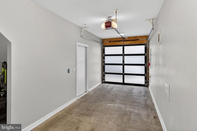 Building Photo - 2528 E Albert St