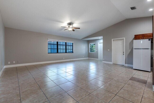 Building Photo - 1025 Staghorn St