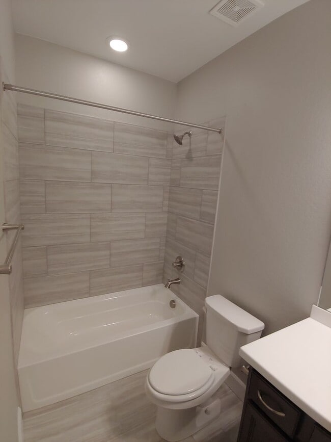 Building Photo - Gorgeous 4 Bed 3.5 Bath in Fantastic Location