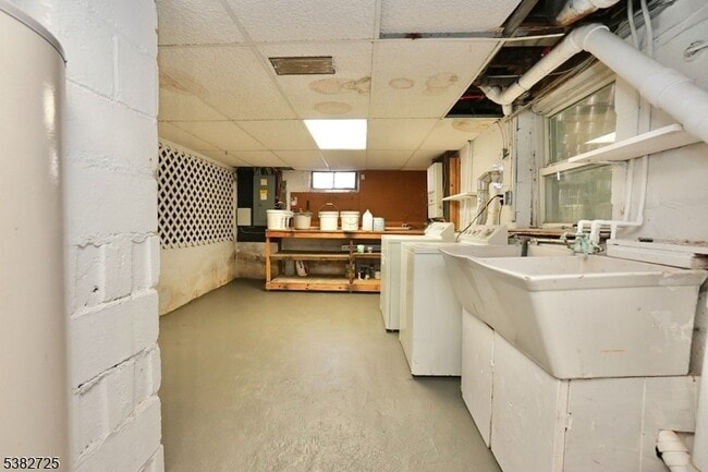 Building Photo - 25 Glenview Dr
