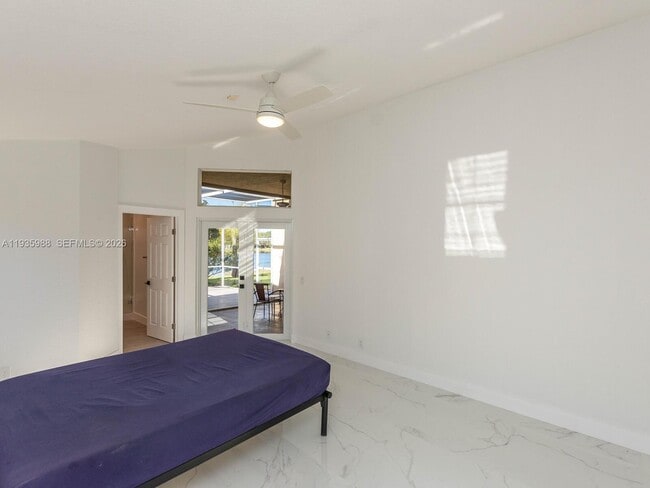 Building Photo - 381 Cameron Dr