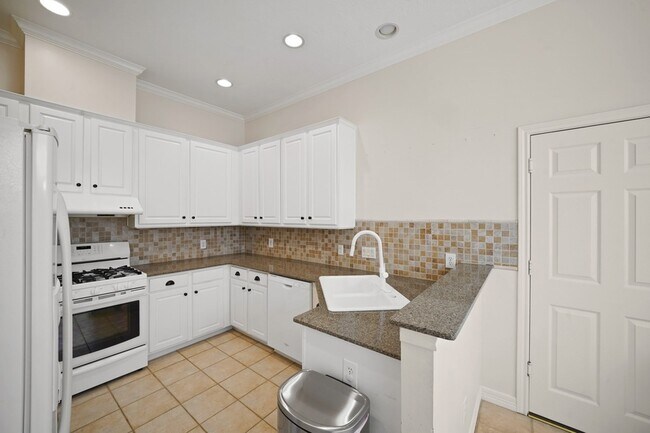 Building Photo - 5423 Lacy St