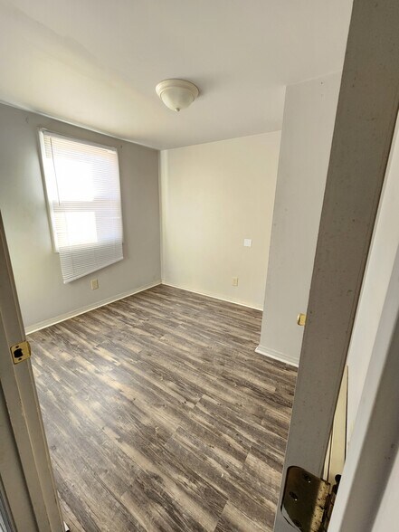 Building Photo - 629 Maple St