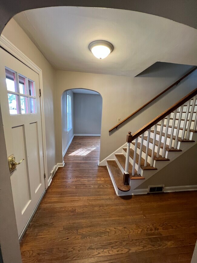 Entry - 526 S Mitchell St