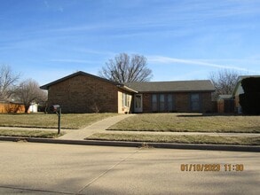Building Photo - Great home located on the eastside, walking distance to MacArthur Schools.
