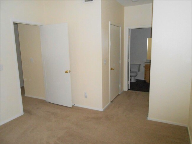 Building Photo - Spacious 2 bedroom Condo in The Falls