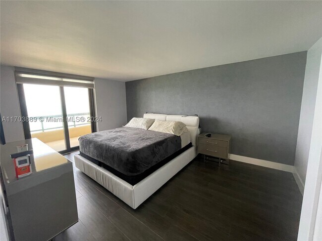 Building Photo - 2555 Collins Ave