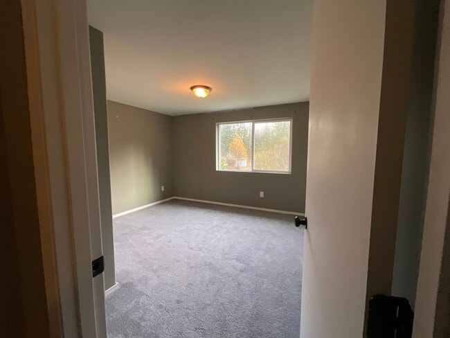 Building Photo - 5 Bedroom Home on 5 Acres!