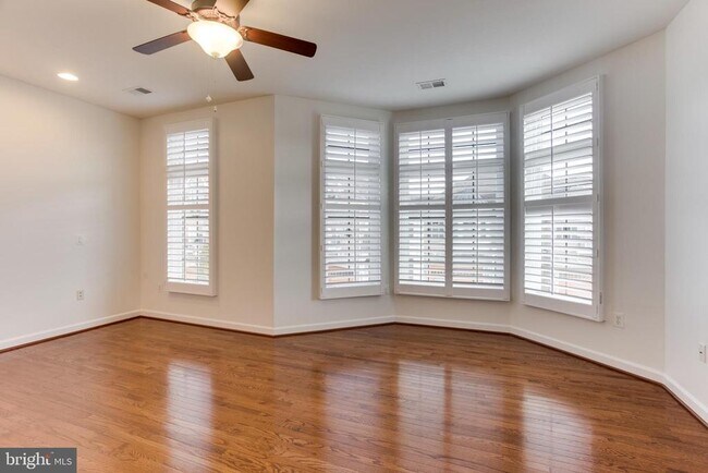 Building Photo - 18353 Fairway Oaks Square