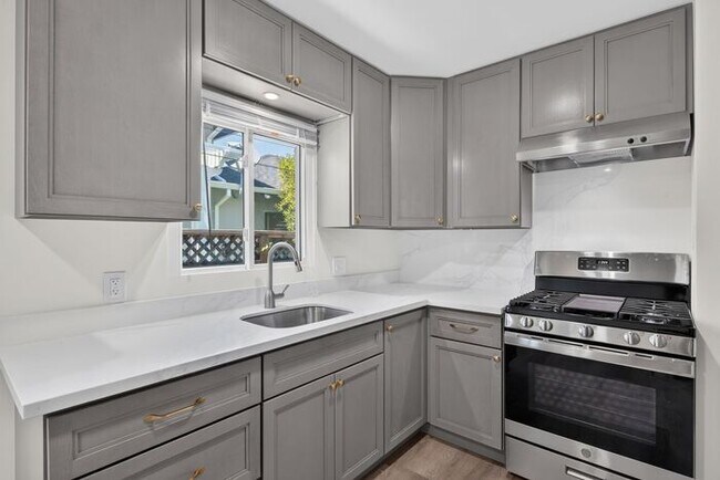 Building Photo - 2,900 /Month Beautiful 2 Bed, 1 Bath Single Story, with Garage Centrally Located in Petaluma!