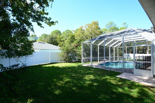 Building Photo - Pool Home with 4 bed, 2 bath located in Se...