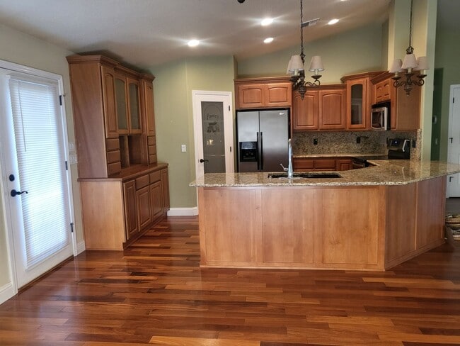 Building Photo - 3 bed 2 bathHome for Rent in Grants Pass