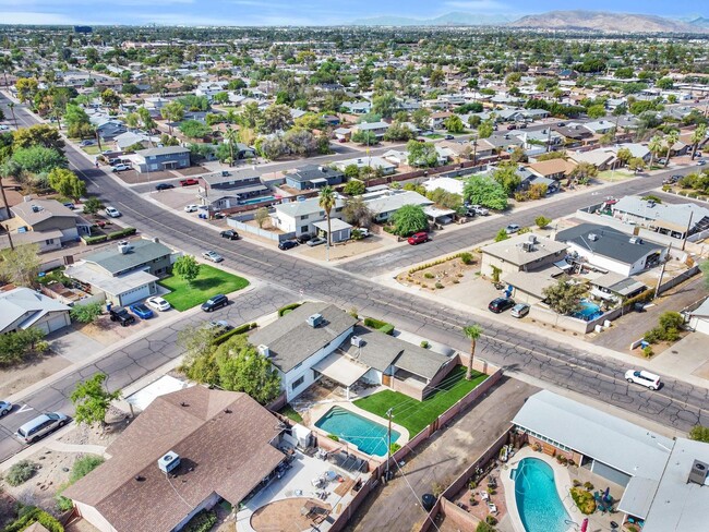 Building Photo - 6 Bedroom! 4 1/2 BATHS!  ASU! Diving Pool! Less than 1 mile to campus