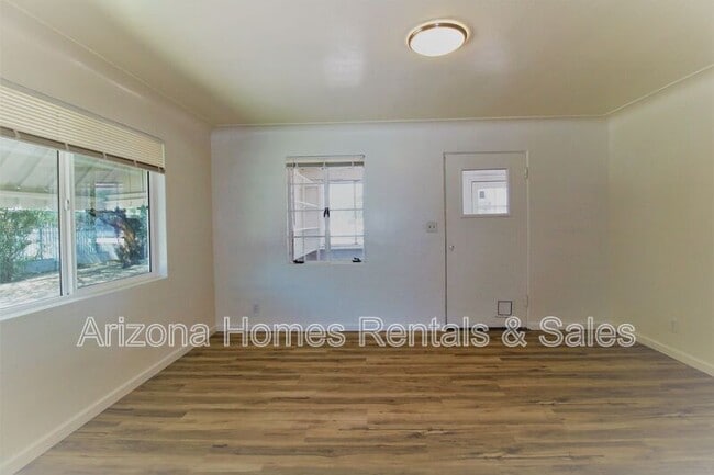 Building Photo - 3545 N Country Club Rd