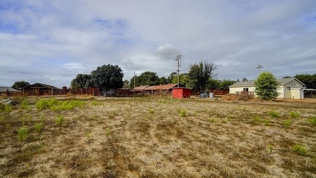 Building Photo - 382 Ely Rd N
