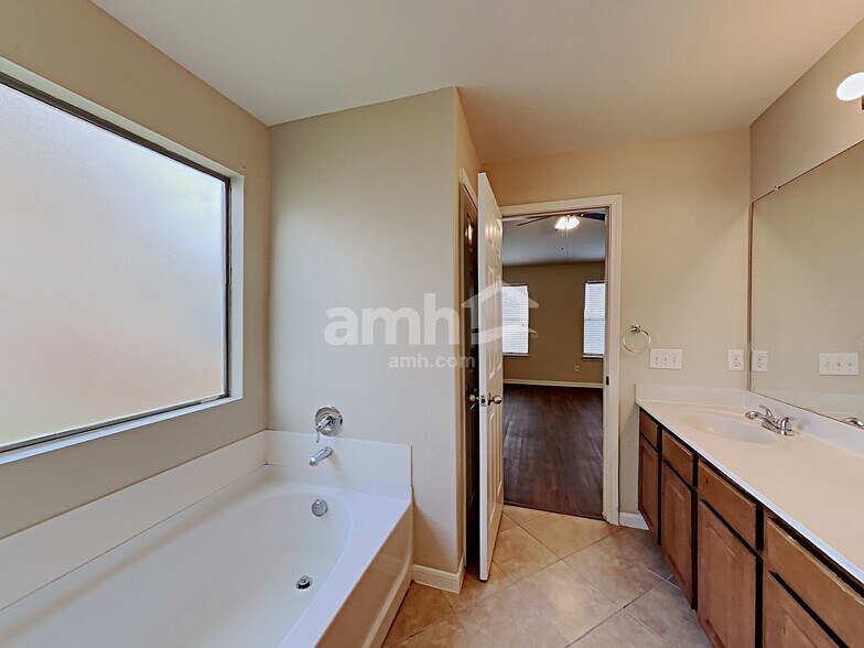 Building Photo - 10615 Bayhill Den