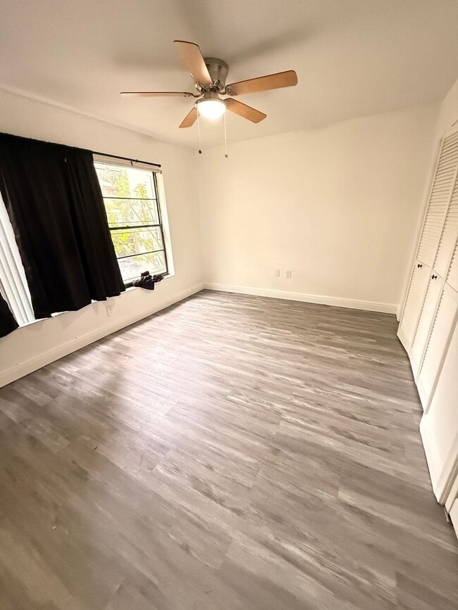 Building Photo - 3333 Oak Dr