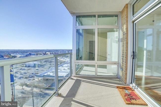 Building Photo - 5750 Bou Ave
