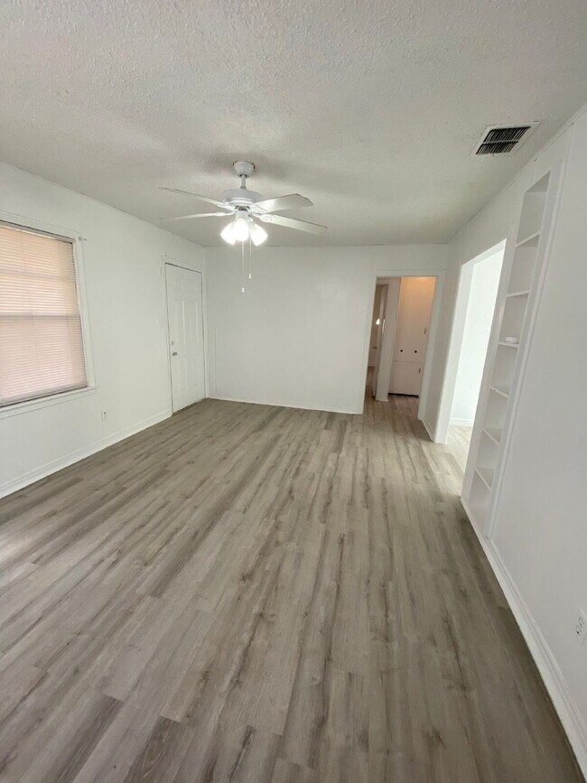 Building Photo - Pre-Leasing for Summer/Fall 2025