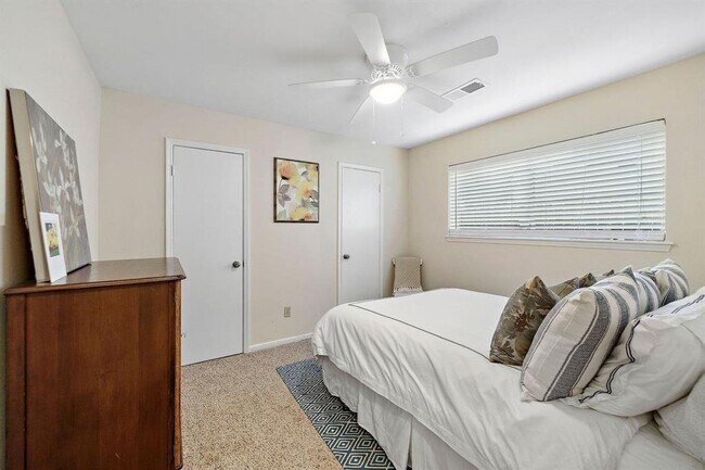 Building Photo - 9715 Lawngate Dr