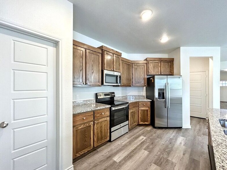 Building Photo - 866 Freedom Cir