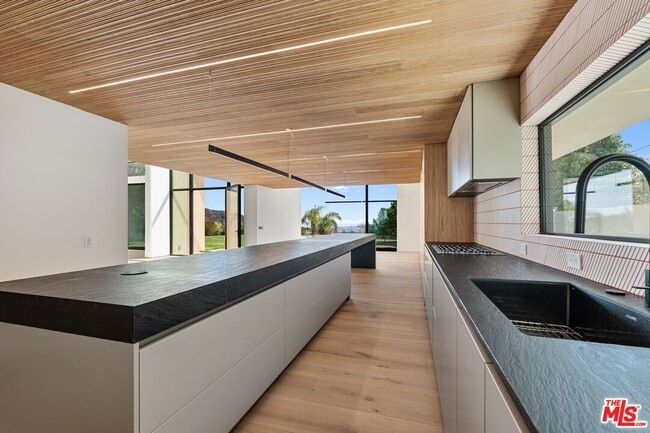Building Photo - 2501 Banyan Dr
