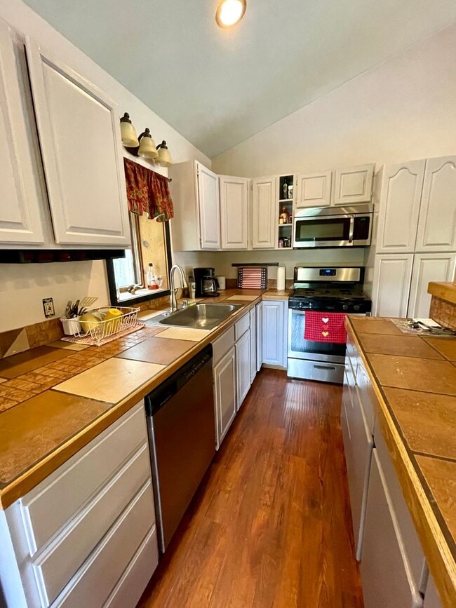 Building Photo - FURNISHED SEASONAL RENTAL