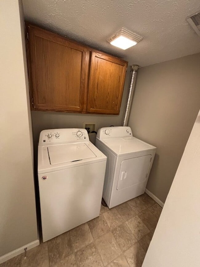 Building Photo - Spacious 3 bedroom Townhome: Available NOW!