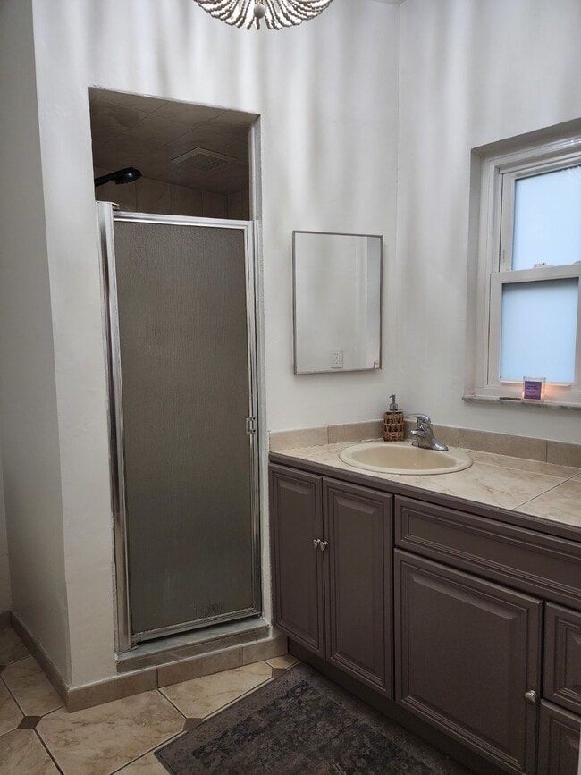 Building Photo - Pool home in Historic Tarpon Springs