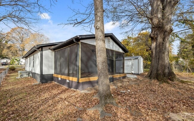 Building Photo - 309 Cody St