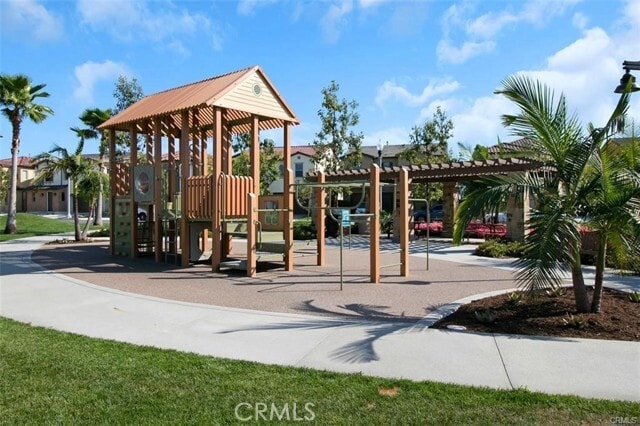 Building Photo - 13 Clover