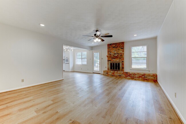 Building Photo - 3218 Crestdale Dr