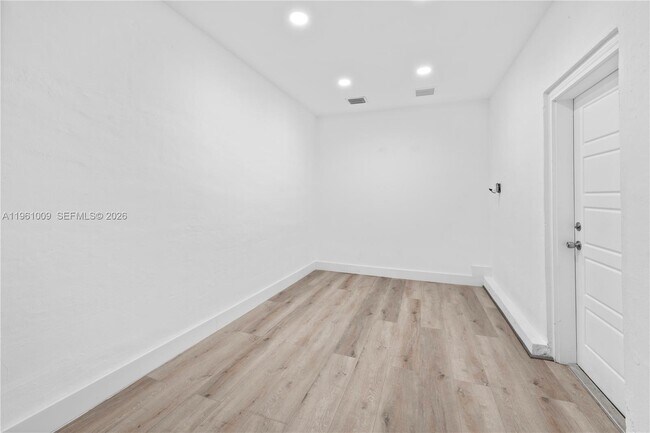 Building Photo - 253 N Coconut Ln