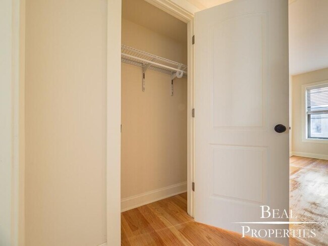 Building Photo - 1 bedroom in CHICAGO IL 60613