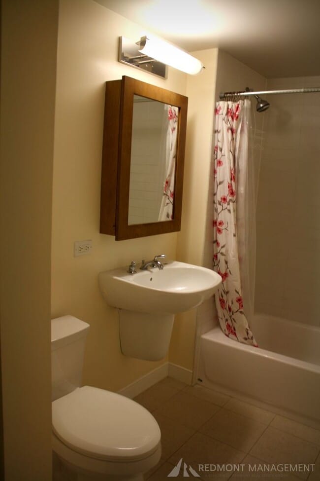 Building Photo - Luxurious Condo with Mountain Views