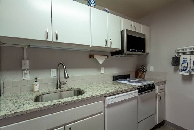 Building Photo - 6103 NW Harriman St