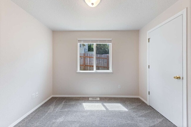 Building Photo - Spacious 3 bedroom Duplex